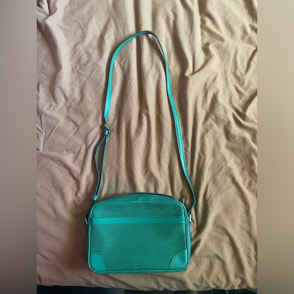 Louis Vuitton
Trocadéro leather crossbody bag
Good condition
Green, Epi Leather